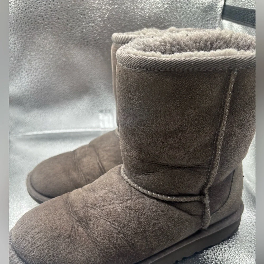 UGG Boots Grey Classic Short Suede Sheepskin Womens Size 6/ Youth Size 4